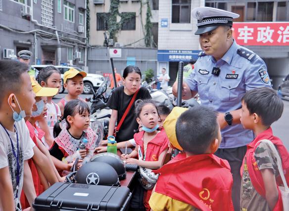 “小记者”进警营最新推荐