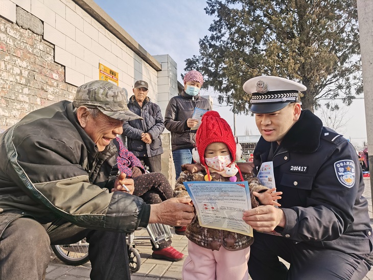 宁夏河滨交警围绕122“全国交通安全日”开展交通安全宣传活动