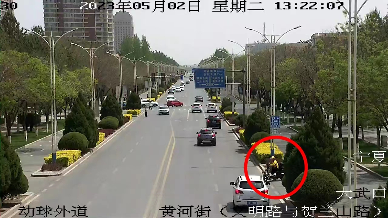 又双叒叕一起！外卖小哥“鬼探头”式横过道路！负全责！