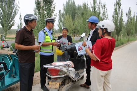 新疆疏勒交警开展“一盔一带”交通安全宣传活动