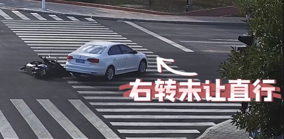 司机没注意，来了个右转未让直行发生事故