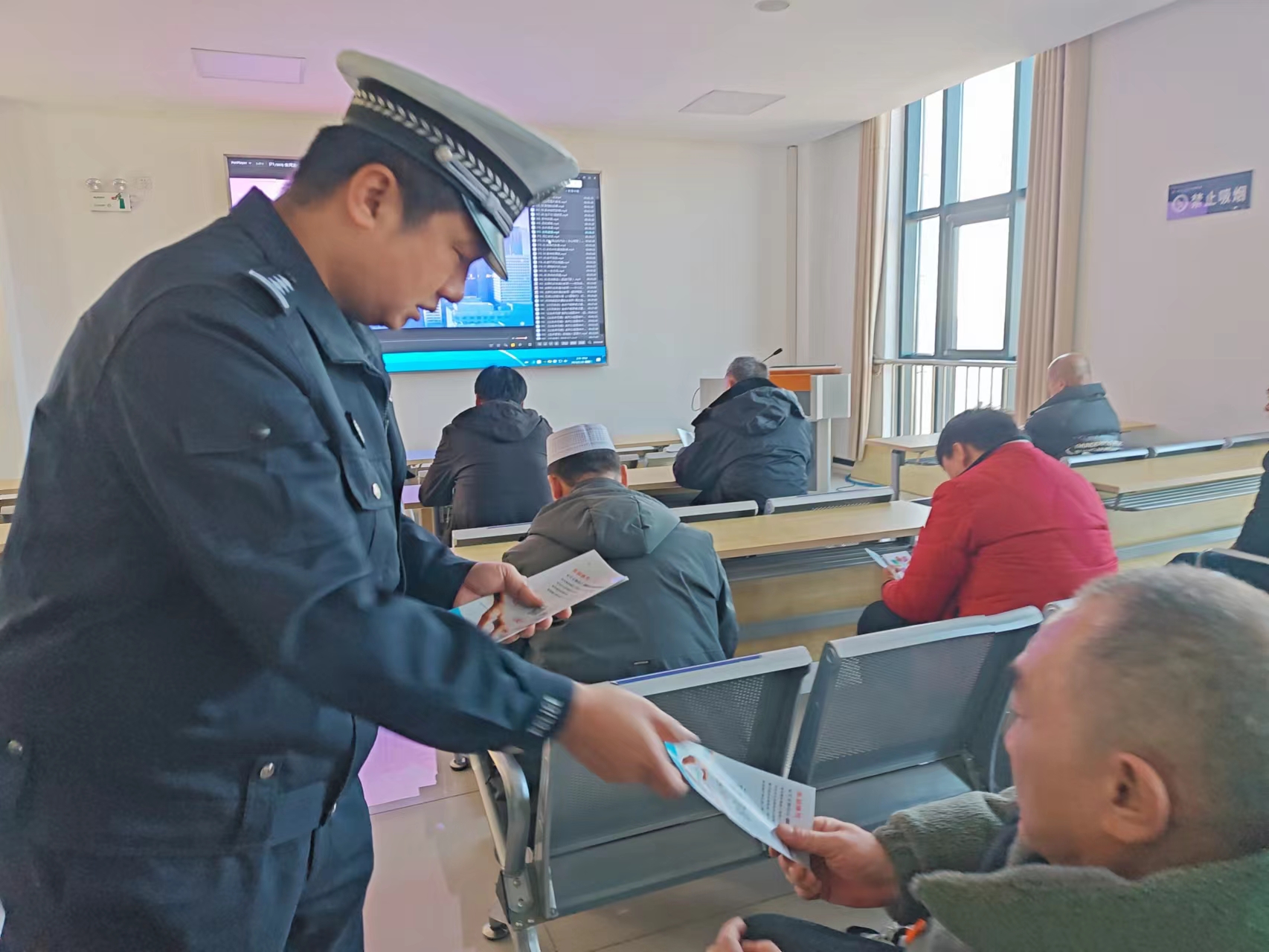 宁夏石嘴山高新区交警开展交通安全“送教”进中心活动