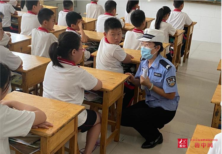 桓台交警进学校开展“小手拉大手 安全伴我行”交通安全宣传活动最新推荐