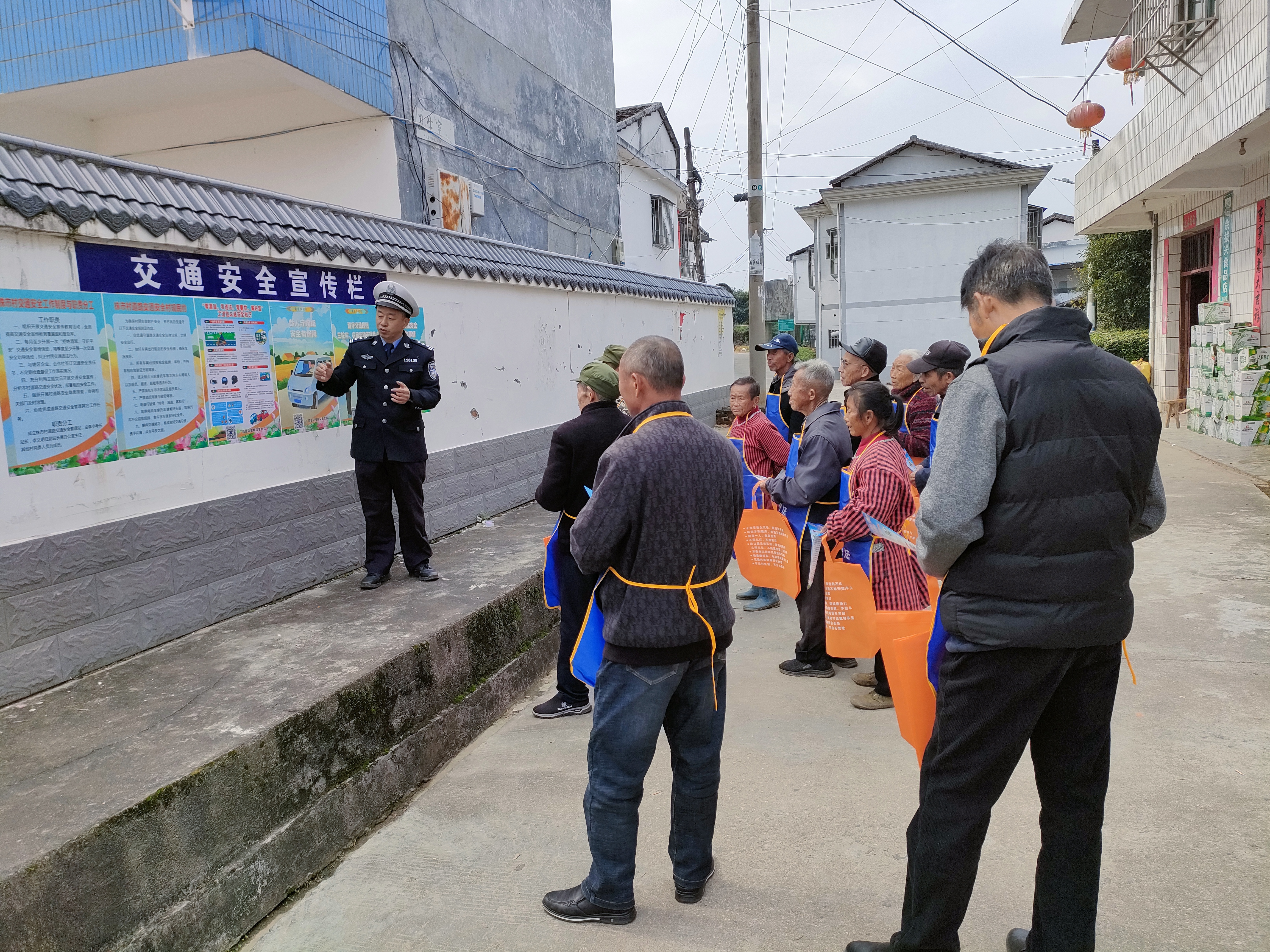 江西广昌公安交警走进农村开展“文明交通 你我同行”交通安全宣传活动