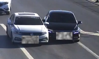 抢道“抢”出了事故，开车上路莫“任性”！